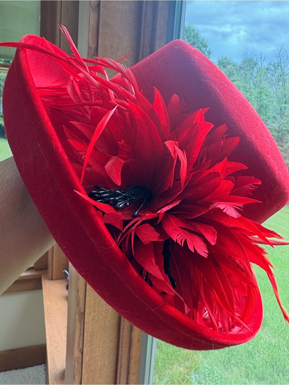 Gorgeous Red Wool Hat Red/ Black Feather Flower 🌹 Plaza Suite New York